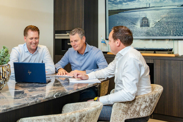 Jordy Boersma in the office with colleagues