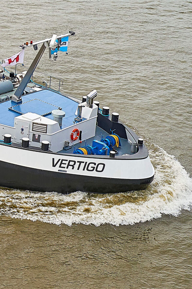 Vertigo schip die vaart op het water