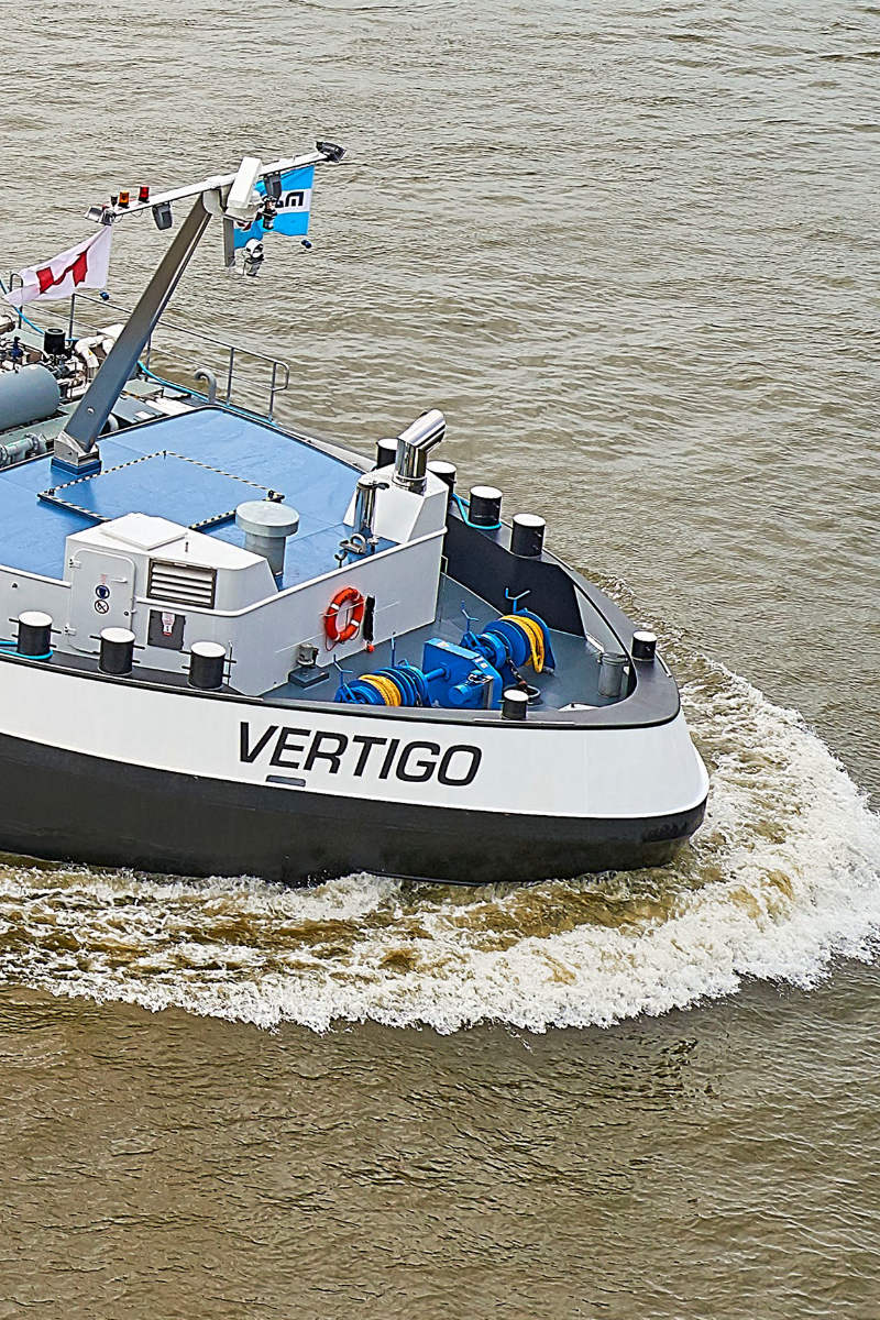 Vertigo schip die vaart op het water